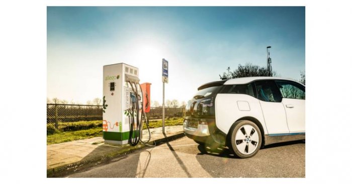 Stacje ładowania pojazd&oacute;w elektrycznych firmy Allego i Ecotap.
Fot. orpa.pl