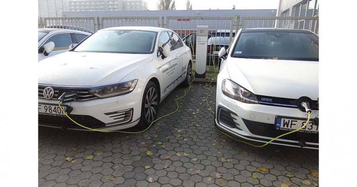 Na zdjęciu: przykład procesu ładowania akumulator&oacute;w w samochodach napędzanych na prąd elektryczny z gniazd sieciowych w punkcie ładowania (Salon Sobiesław Zasada Warszawa)