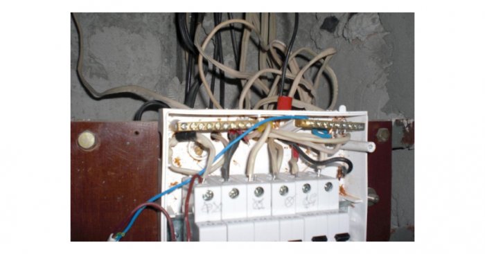Rozdzielnica elektryczna wykonana w ten spos&oacute;b to jeden z wielu przykład&oacute;w nie tylko prowizorki, ale zwykłego niechlujstwa i braku profesjonalizmu.
Julian Wiatr, Paweł Piotrowski