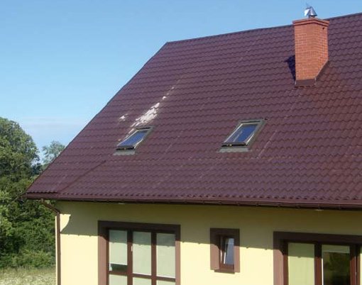 fot 2 blaszane pokrycie dachowe po bezposrednim wyladowaniu piorunowym 9 1