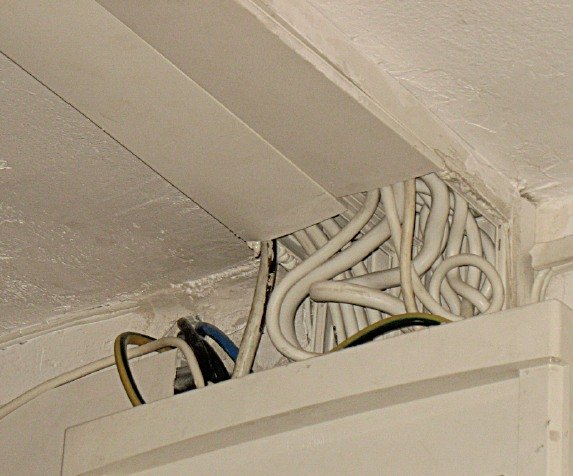 fot 2 czesto w rozbudowywanych instalacjach liczba przewodow umieszczonych w korytku kablowym sie nie miesci