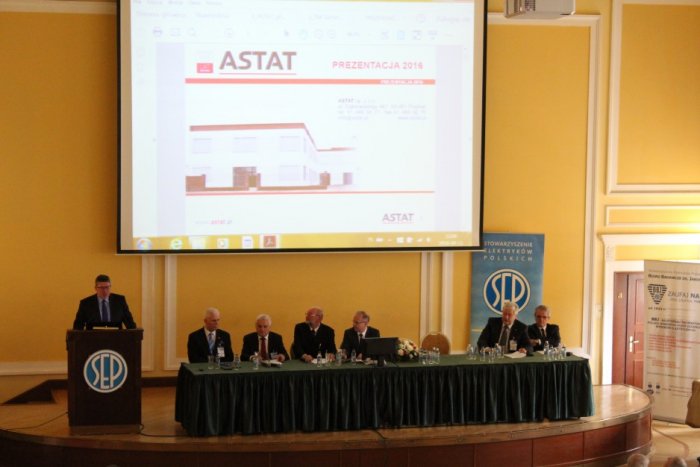 Radosław Wiśniewski z Astat Sp. z o.o. prezentujący analizatory jakości energii elektrycznej.