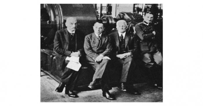 Członkowie Komisji powołanej przez MPiT do odbioru stacji radiotelegraficznej w Boernerowie. Od lewej: inż. Splawa Neyman, prof. Roman Trechciński, prof. Leon Staniewicz, kpt inż. Janusz Groszkowski &ndash; październik, 1923 r.
sep.gda.pl