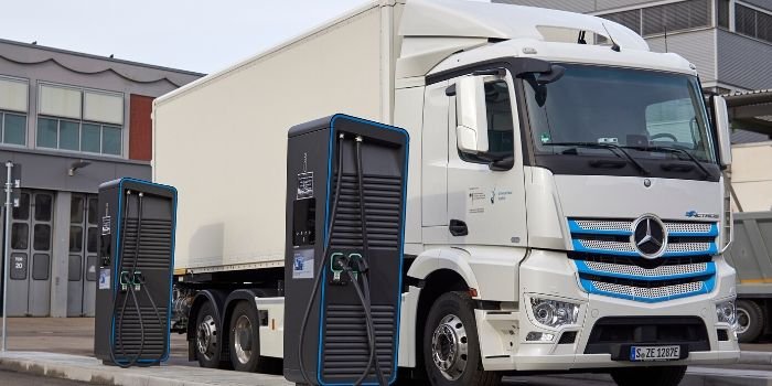 Daimler chce ułatwić instalację infrastruktury dla ciężar&oacute;wek ev, fot. Daimler