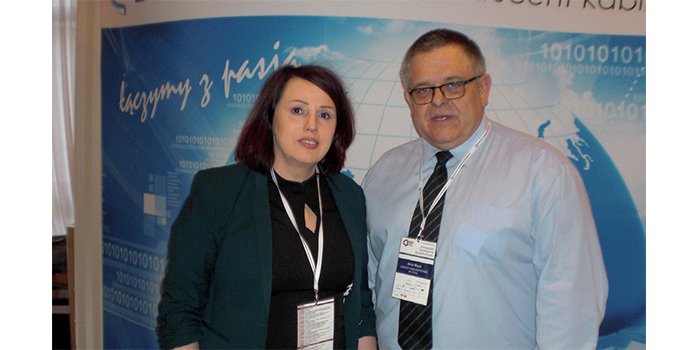 Kierownicy projektu Zakład&oacute;w Kablowych Bitner, Małgorzata Zygmunt-Kaczmarek oraz Artur Block na stoisku wystawy towarzyszącej obradom konferencji, fot. ww