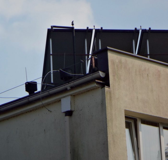 panele pv zamontowane nad systemem ochrony odgromowej