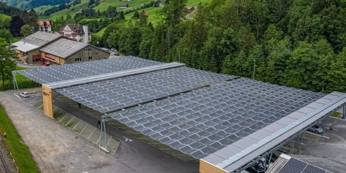 Składany dach solarny nad parkingiem w Szwajcarii, fot. dhp-technology.ch