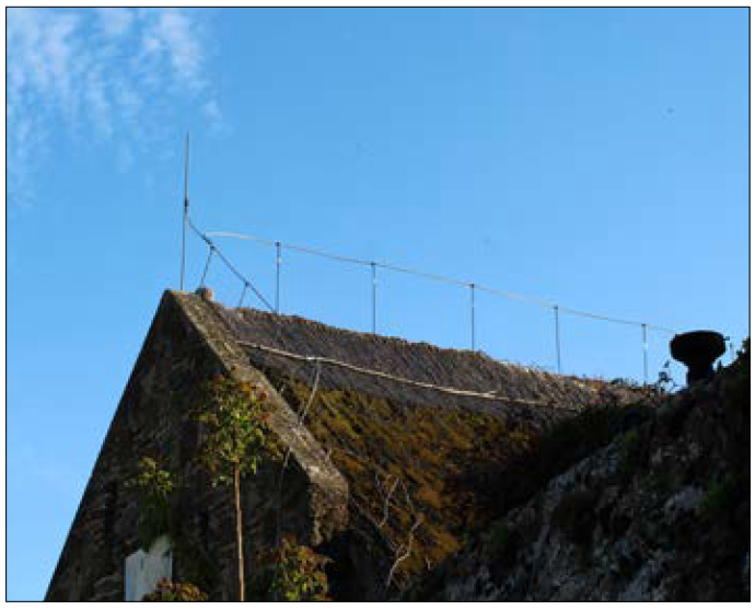 Fot. 2.   Przykład instalacji odgromowej na dachu dwuspadowym krytym strzechą
