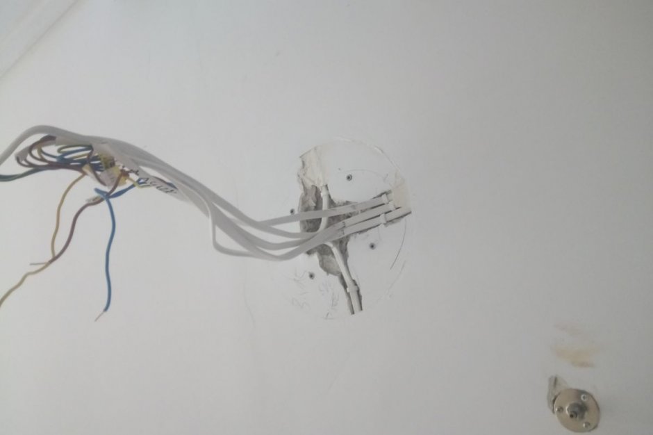 lampa sufitowa a pod nia 2