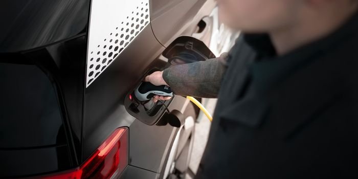 Ładowanie samochodu elektrycznego. Fot. Unsplash