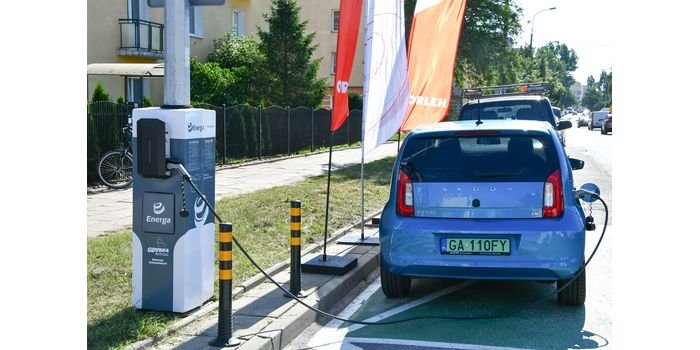 Stacja ładowania pojazd&oacute;w elektrycznych na ulicy Komandorskiej w Gdyni. Fot. Energa