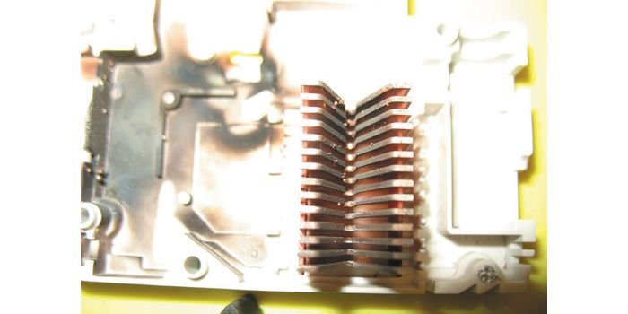 Element gaszący łuk elektryczny w rozłączniku nn po kilkukrotnym zadziałaniu. Fot. JT