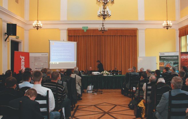 Pierwsze konferencje i seminaria