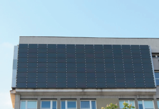  Instalacja fotowoltaiczna na fasadzie budynku w świetle widzialnym [7]