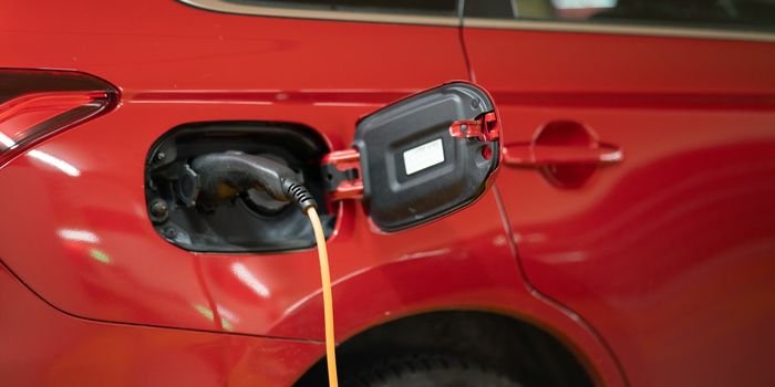 Ładowanie samochodu elektrycznego. Fot. Unsplash