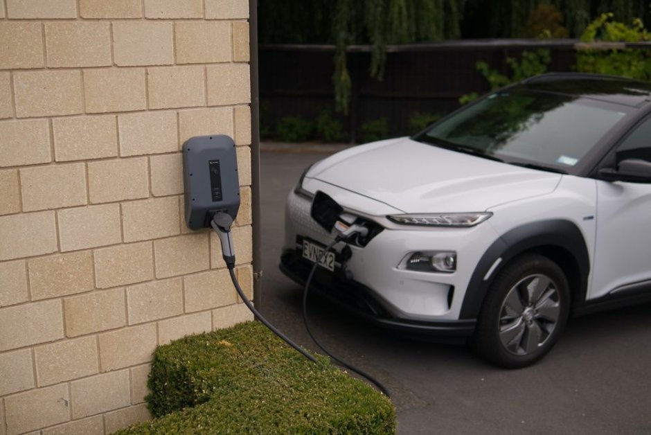 ładowanie samochodu elektrycznego