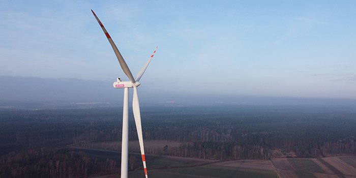 Pierwsza turbina na farmie wiatrowej Piotrk&oacute;w, fot. TAURON