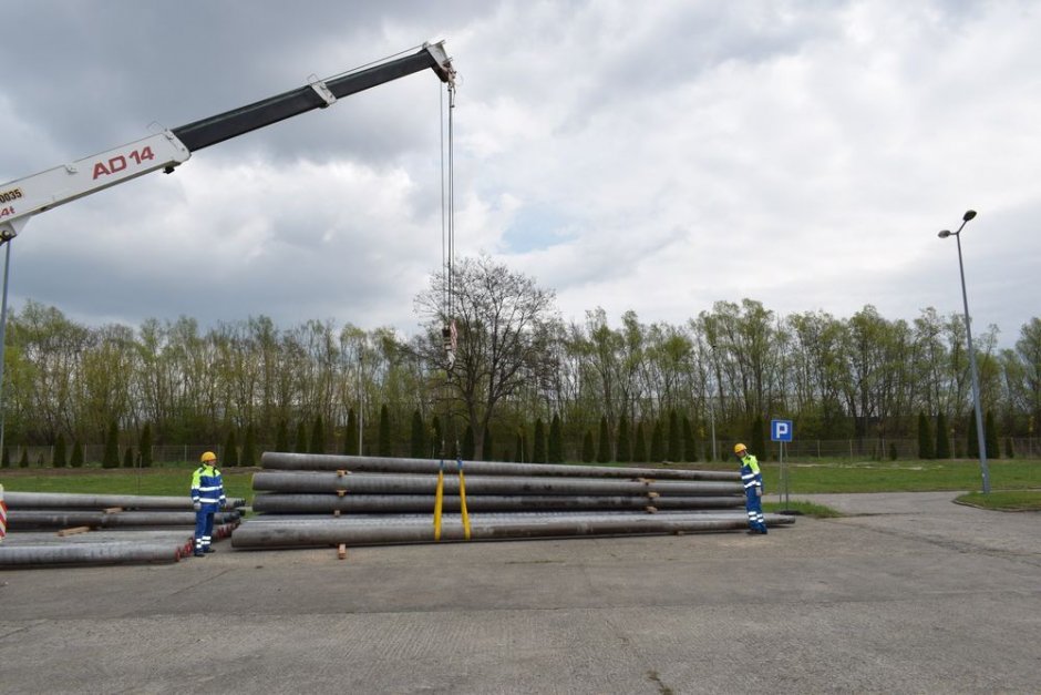 Tauron przekazuje Ukrainie sprzęt do budowy linii energetycznych.