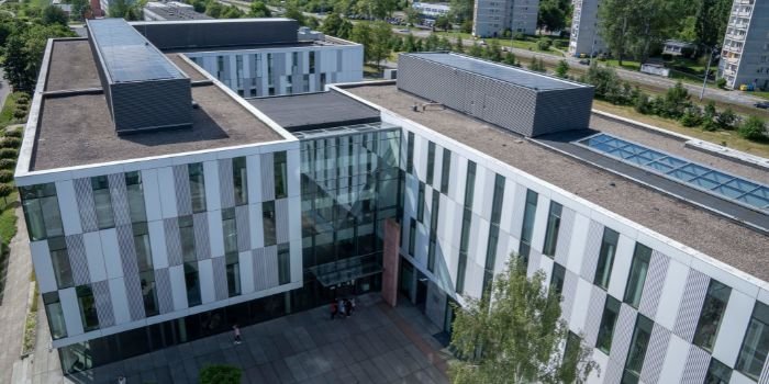 Na dachu budynku Neofilologii Uniwersytetu Gdańskiego pojawiły się panele fotowoltaiczne, fot. ug.edu.pl
