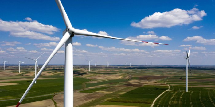 Po zmianie w ustawie minimalna odległość turbin wiatrowych od zabudowań ma wynosić 500 m, fot. PAP/D. Delmanowicz