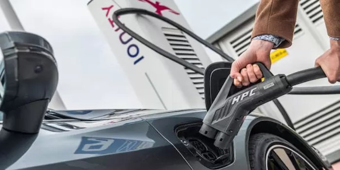 Połowa wszystkich publicznych punkt&oacute;w ładowania pojazd&oacute;w ev w UE przypada na Holandię i Niemcy, fot. Audi