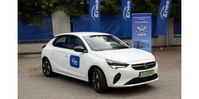 Fundacja Enea przekaże wielkopolskiej policji 5 samochod&oacute;w elektrycznych marki Opel Corsa-e, fot. Enea