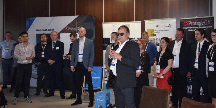 Dyrektor handlowy firmy Miwi Urmet Jacek Karcewicz prezentuje organizator&oacute;w oraz prelegent&oacute;w, fot. ww
