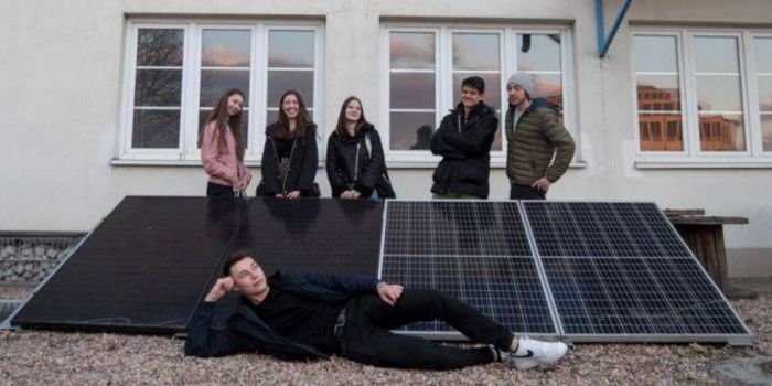 Studenci z Koła Naukowego "Płomień" PWr oraz skonstruowane przez nich stanowisko fotowoltaiczne. Fot. PWr