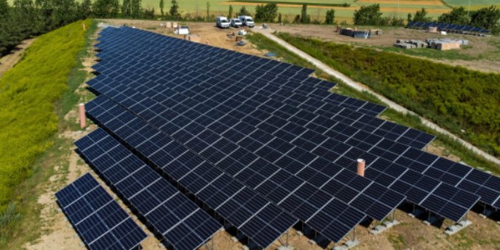 Farma fotowoltaiczna na terenie po zrekultywowanej części składowiska odpad&oacute;w w gminie Jarocin, fot. wcr-jarocin.pl
