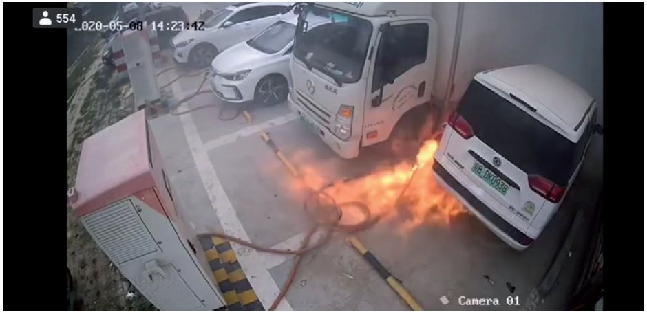 Pożar pojazdu na stacji ładowania samochod&oacute;w elektrycznych, źr&oacute;dło: YouTube [1]&nbsp;