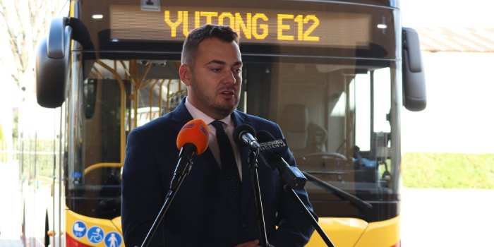 Prezydent Łomży Mariusz Chrzanowski podpisał z NFOŚiGW umowę, kt&oacute;ra umożliwi zakup kolejnych elektrycznych autobus&oacute;w, fot. FB prezydenta Łomży