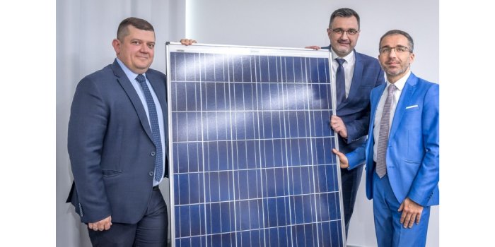 Gorz&oacute;w Wlkp. zbuduje własną elektrownię słoneczną; z lewej: Jacek W&oacute;jcicki, prezydent miasta, fot. materiały prasowe