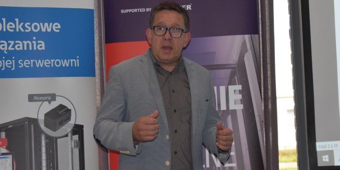 Paweł Szarek omawia zasady projektowania zasilania sieci komputerowych, fot. ww