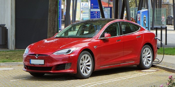 Polski rząd skarży do TSUE unijne decyzje m.in. w sprawie aut elektrycznych, fot. Tesla