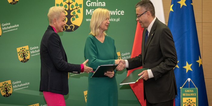 Od lewej: wiceminister klimatu i środowiska Anna Łukaszewska-Trzeciakowska, w&oacute;jt gminy Michałowice Małgorzata Pachecka oraz wiceprezes NFOŚiGW Artur Michalski, fot. materiały prasowe