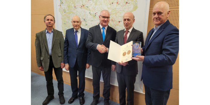 Od prawej: wiceprezesi zarządu PSE S.A.Jarosław Brysiewicz i Tomasz Sikorski, prezes SEP Sławomir Cieślik, sekretarz Odd. Warszawskiego SEP Krzysztof Falkowski i Zbigniew Belina, prezes koła SEP przy PSE, fot. SEP