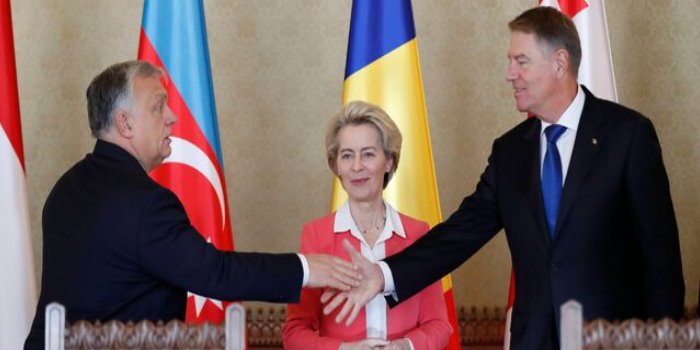 Premier Węgier Viktor Orban, szefowa KE Ursula von der Leyen i prezydent Rumunii Klaus Iohannis, fot. PAP/EPA/Robert Ghement