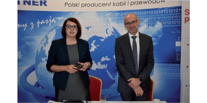 Małgorzata Zygmunt-Kaczmarek oraz Ireneusz Sosnowski z Zakład&oacute;w Kablowych &shy;Bitner prezentują najnowsze wyroby, fot. WW