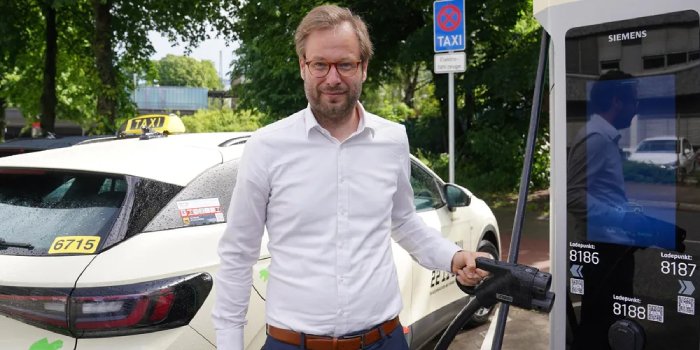 Hamburg będzie miał tylko bezemisyjne taks&oacute;wki już w 2025 roku, fot. Marcus Brandt/DPA