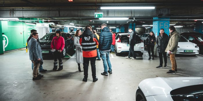 Jedno ze spotkań fan&oacute;w elektrycznych samochod&oacute;w przy ładowarkach, fot. materiały prasowe