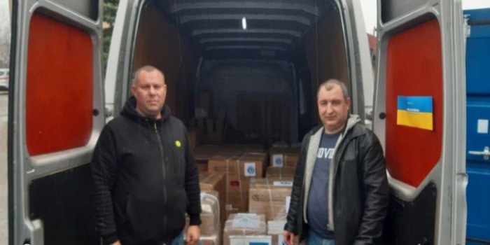 Na zdjęciu: kierowcy ze Lwowa, kt&oacute;rzy z Jasionki k. Rzeszowa odebrali 11 agregat&oacute;w prądotw&oacute;rczych oraz paczki żywnościowe, fot. SEP