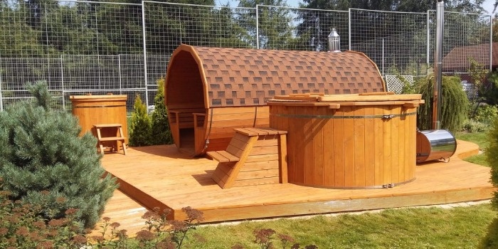 Instalując w ogrodzie banię i saunę, należy przestrzegać norm dotyczących bezpieczeństwa elektrycznego w strefach o zwiększonym zagrożeniu porażeniowym, fot. www.saunabeczka.pl