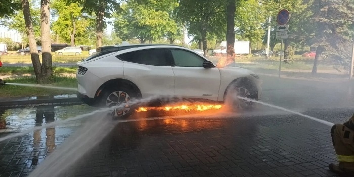 Pożar elektrycznego Forda Mustanga na stacji paliw w Gdańsku 28 maja 2023 r., fot. KM PSP w Gdańsku