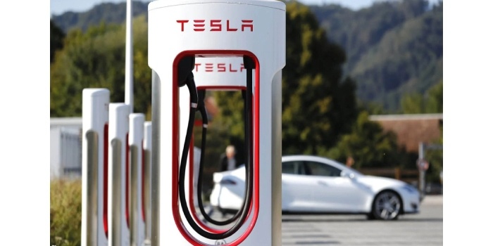 Tesla dostała od UE prawie 150 mln euro na budowę supercharger&oacute;w, fot. Tesla