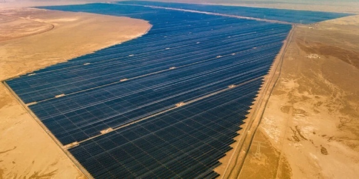 W Abu Zabi ruszyła największa elektrownia fotowoltaiczna na świecie, fot. EWEC
