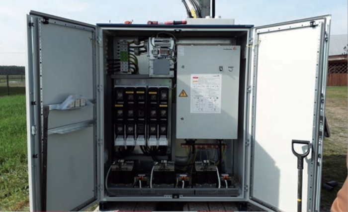 Zamontowany regulator LVRSys o mocy 144 kVA; na zdjęciu widoczne są wewnętrzne podzespoły. Fot. Astat