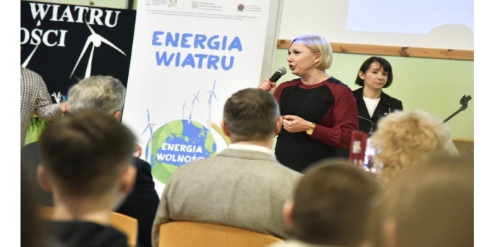 Rumia edukuje uczni&oacute;w o morskiej energetyce wiatrowej. Na zdjęciu: Agnieszka Rodak, prezes Rumia Invest Park