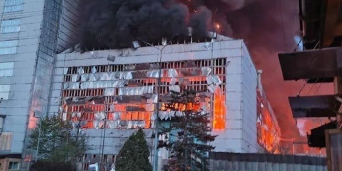 Ukraina została pozbawiona państwowych elektrowni węglowych; na zdj.: płonąca elektrociepłownia Trypilska, fot. Nexta