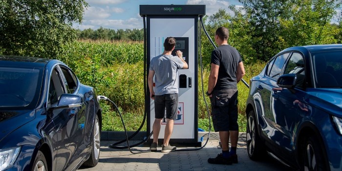 Ładowarka z terminalem płatniczym, kt&oacute;ry umożliwia płacenie za ładowanie bez potrzeby instalacji specjalnej aplikacji; fot. PolCard from Fiserv