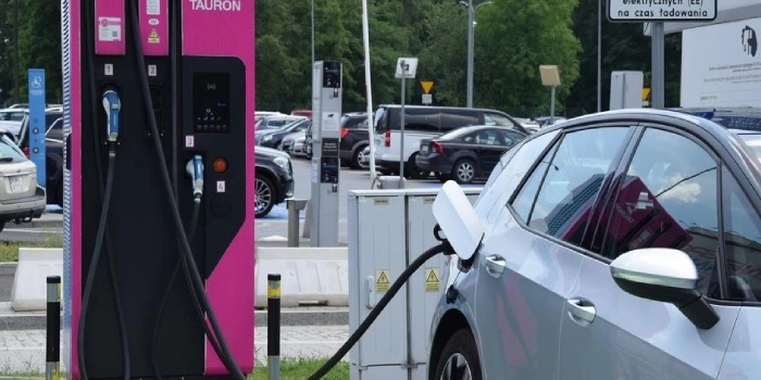 Tauron instaluje kolejne ładowarki do elektryk&oacute;w na terenie Gliwic, fot. TNT